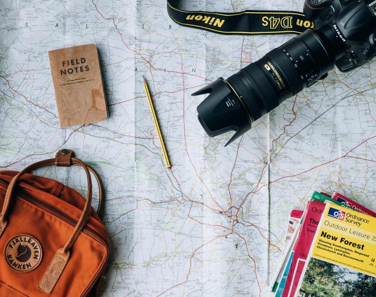 Planificación de viaje Wigou: mapa, cámara y mochila